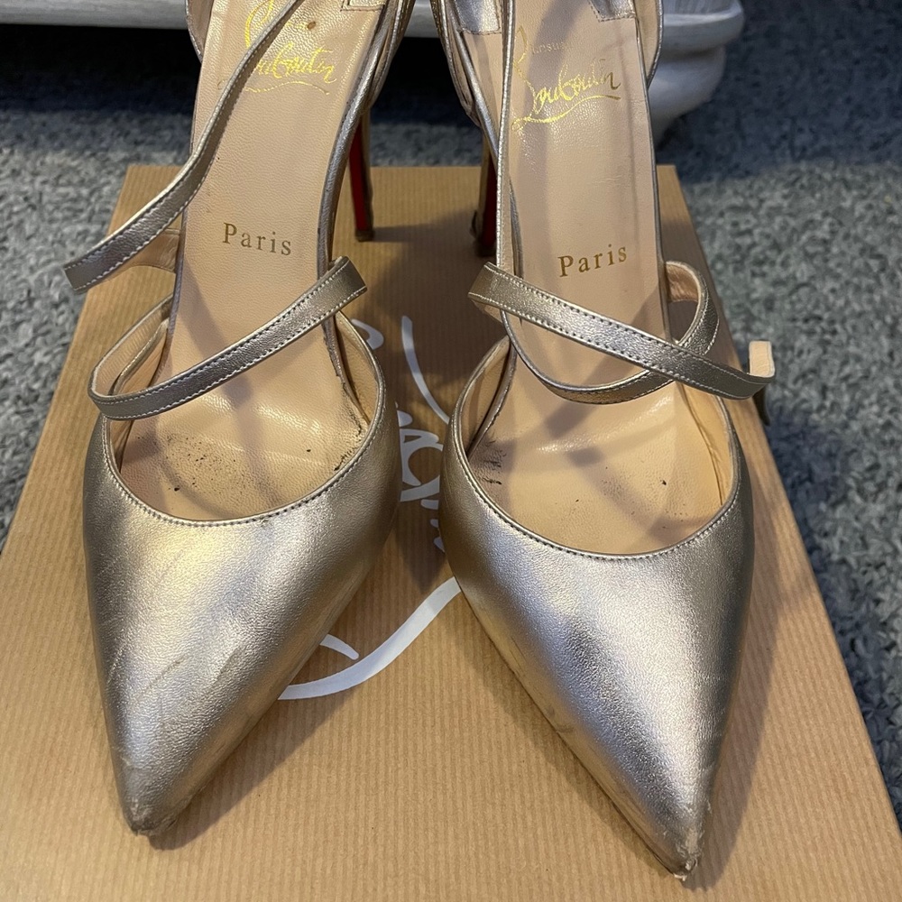 Christian Louboutin NAPA laminata gold heels
